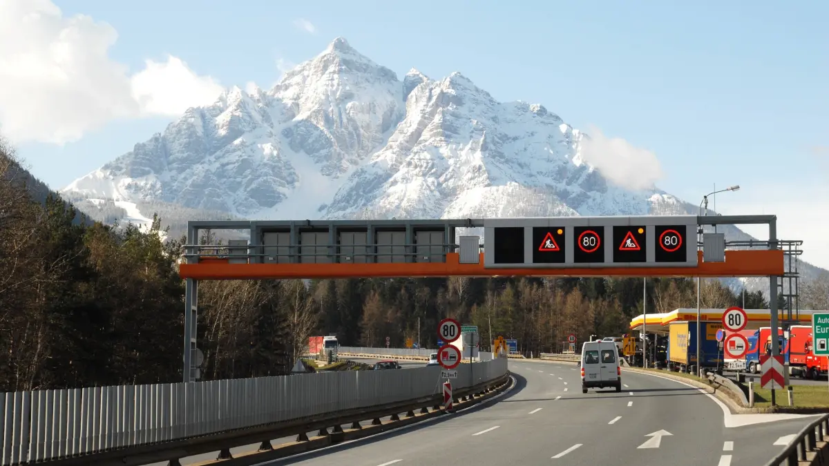 Bildnummer: 53778586 Datum: 05.04.2008 Copyright: imago/Manfred Segerer
Autobahn Baustelle auf der Brenner Autobahn, südlich der Europabrücke in Fahrtrichtung Italien Reisen kbdig xsk 2008 quer Brenner Autobahn, Österreich, Austria, Berge, Alpen, Tirol, Shell Tankstelle, Baustelle, Bauarbeiten, Tempolimit, Tempo, Geschwindigkeitsbeschränkung, Gipfel, Berggipfel, Schnee, Schneebedeckt, PKW, LKW, Autos, Maut, Mautpflichtig, Autobahngebühr o0 Straße, Verkehr
Bildnummer 53778586 Date 05 04 2008 Copyright Imago Manfred Segerer Highway bulding site on the Burners Highway south the Europe bridge in Direction Italy Travel Kbdig xSK 2008 horizontal Burners Highway Austria Austria Mountains Alps Tyrol Shell Gas station bulding site Construction work Speed limit Tempo Speed limit Summit Mountain peaks Snow snow Car Trucks Cars Toll toll road Toll o0 Road Traffic