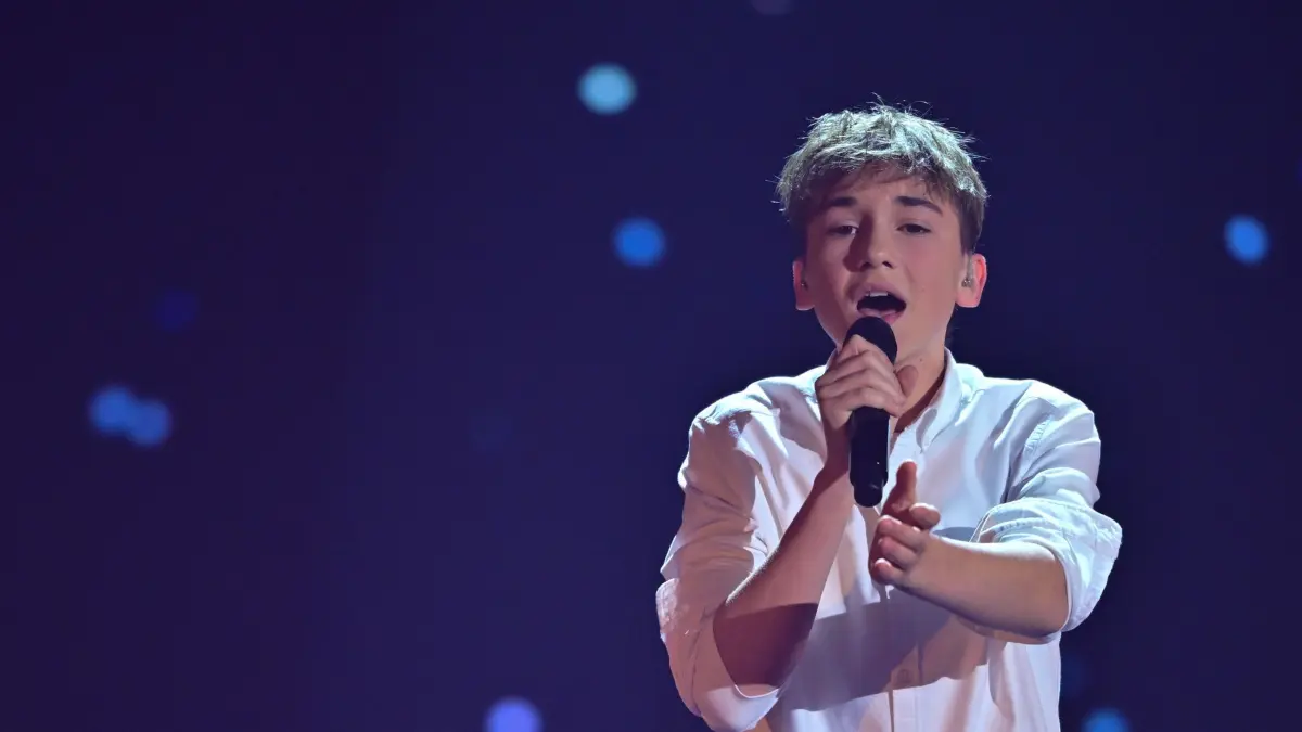 Spenden-Gala „Ein Herz für Kinder“ im ZDF: 06.12.2025, Berlin: Neo, Gewinner von «The Voice Kids 2025», singt während der Spenden-Gala «Ein Herz für Kinder». Foto: Sebastian Christoph Gollnow/dpa +++ dpa-Bildfunk +++