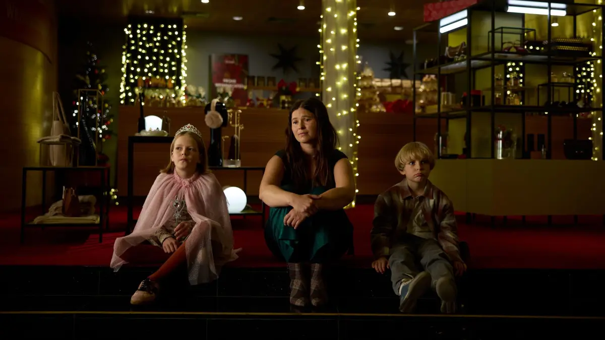 Anne (Anna Fischer, M.) versucht alles, um ihren Kindern Marie (Marianne Strauß, l.) und Toni (Xaver Strauß, r.) einen unvergesslichen Weihnachtsabend zu bereiten.