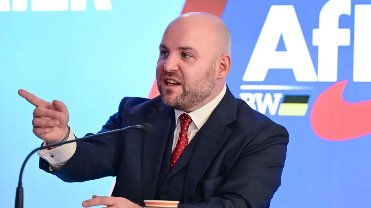 ARCHIV - 23.11.2025, Baden-Württemberg, Hechingen: Markus Frohnmaier, der Spitzenkandidat der AfD für die Landtagswahl in Baden-Württemberg 2026, spricht beim Landesparteitag der AfD. Mehrere AfD-Bundestagsabgeordnete reisen erneut zur Kontaktpflege mit Präsident Donald Trumps Republikanern in die USA. (zu dpa: «AfD-Bundestagspolitiker bei US-Republikaner-Gala in New York») Foto: Bernd Weißbrod/dpa +++ dpa-Bildfunk +++
