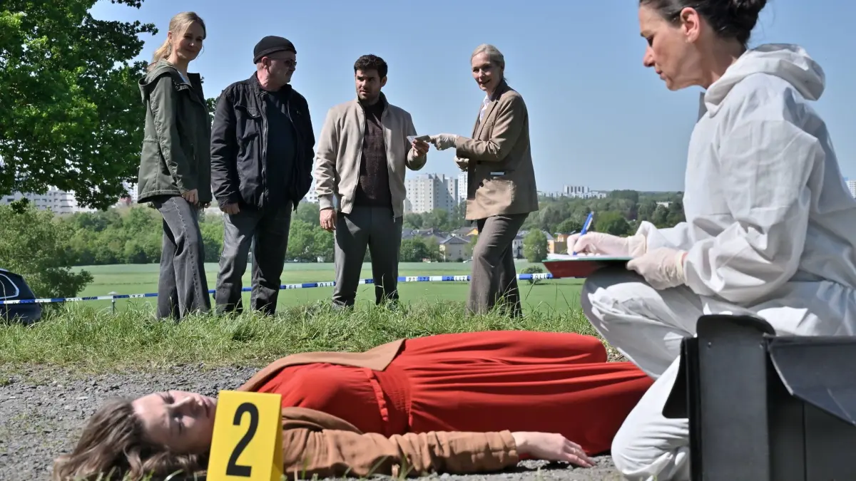 Hauptkommissarin Corinna Giebelhausen ist sich sicher. Die Tote gehört zu der Mordserie, zu der ihre SOKO gerade ermittelt. Also kein neuer Fall für das "starke Team"? Nils Makowski ist da anderer Meinung. Von links: Linett Wachow (Stefanie Stappenbeck), Otto Garber (Florian Martens), Nils Makowski (Lucas Reiber), Corinna Giebelhausen (Katja Weitzenböck), Dr. Simkeit (Eva Sixt) und die Tote (Komparsin, liegend)