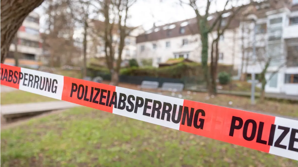 Stuttgart, Baden-Württemberg, 07.12.2025:
Der Spielplatz „Beim Esel“ im Park bei der Lindenbachhalle in Stuttgart-Weilimdorf ist von der Polizei als Tatort abgesperrt. In der Nacht zuvor soll an dieser Stelle ein 16-jähriger angeschossen worden sein.
Notiz: No model release. Kein Einverständnis für Werbung, keine Weitergabe an Dritte.