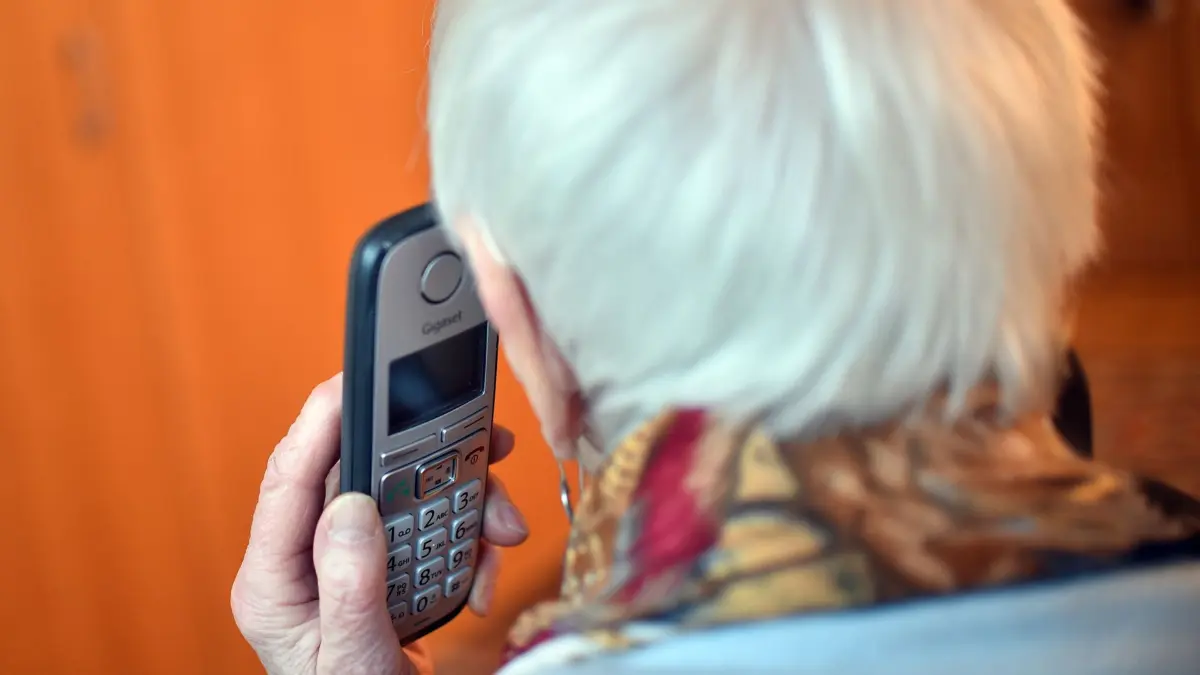 ARCHIV - 21.12.2017, Berlin: ILLUSTRATION - Eine Seniorin hält einen Telefonhörer an ihr Ohr (gestellte Szene). Die Bilder aus der Ukraine wecken Sorgen und bei älteren Deutschen auch alte Erinnerungen: Beim Seniorentelefon Silbernetz ist die Zahl der Anrufe während des Krieges gestiegen. (zu dpa: «Ukraine-Krieg: Mehr Anrufe bei Seniorentelefon») Foto: Britta Pedersen/zb/dpa +++ dpa-Bildfunk +++