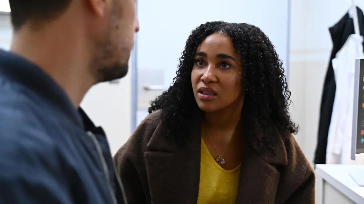 Imani (Féréba Koné) muss den Wunsch von Jan (Daniel Noah) akzeptieren.