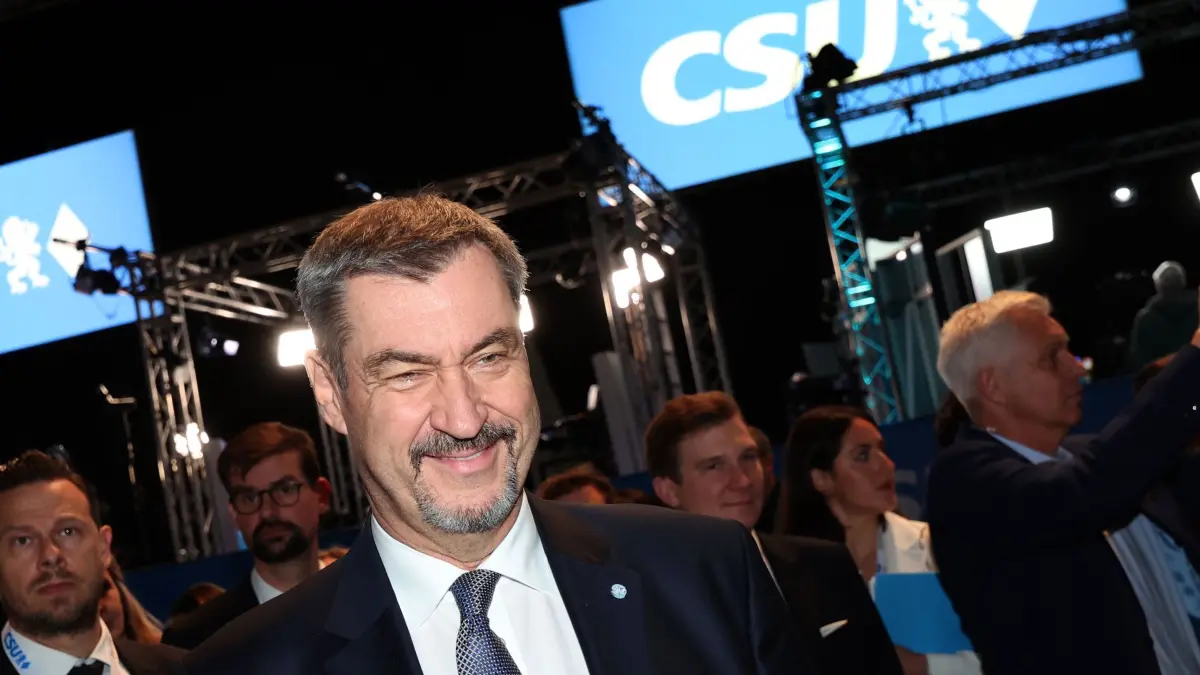 Parteitag der CSU: 12.12.2025, Bayern, München: Markus Söder, CSU-Vorsitzender und Ministerpräsident von Bayern, kommt vor Beginn des Parteitags in die Messehalle. Foto: Karl-Josef Hildenbrand/dpa +++ dpa-Bildfunk +++
