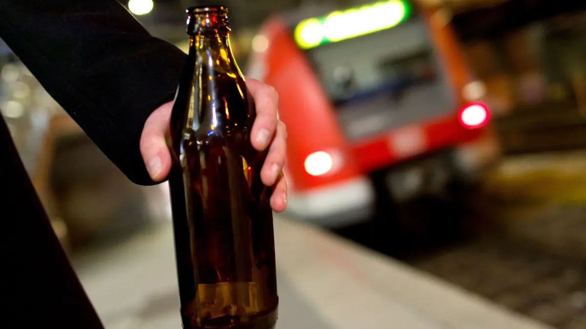 ILLUSTRATION - Eine junge Frau hält am 01.12.2011 auf einem Bahnsteig an der S-Bahn Haltestelle Hackerbrücke in München (Oberbayern) eine Bierflasche in der Hand. In U-Bahnen, Bussen und Trambahnen innerhalb des MVV-Gebiets dürfen die Passagiere schon seit Mitte 2009 keinen Alkohol mehr konsumieren, zum Fahrplanwechsel am Sonntag (11.12.2011) tritt das Konsumverbot nun auch in den S-Bahnen in Kraft. Mehr als 1600 Menschen haben sich kurz vor dem Start des Alkoholverbots an diesem Wochenende zu einem kollektiven Trinkgelage in den Zügen verabredet. Über die Internetplattform Facebook planen sie das «MVV-Abschiedstrinken». Foto: Sven Hoppe dpa/lby ++ +++ dpa-Bildfunk +++
