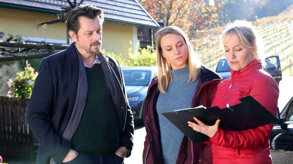 LKA-Kommissar Sascha Bergmann (Hary Prinz) mit Kommissarin Anni Sulmtaler (Anna Unterberger, Mitte) und Rechtsmedizinerin Eva Merz (Eva Herzig).