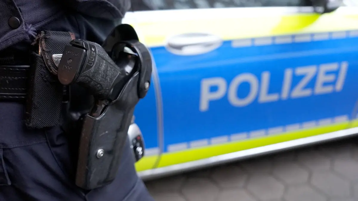 Polizeieinsatz: ARCHIV - 15.03.2024, Hamburg: Ein Polizist steht vor einem Einsatzfahrzeug der Polizei. (Symbolbild) (zu dpa: «Nachbarschaftsstreit eskaliert in Cottbus - SEK im Einsatz») Foto: Marcus Brandt/dpa +++ dpa-Bildfunk +++