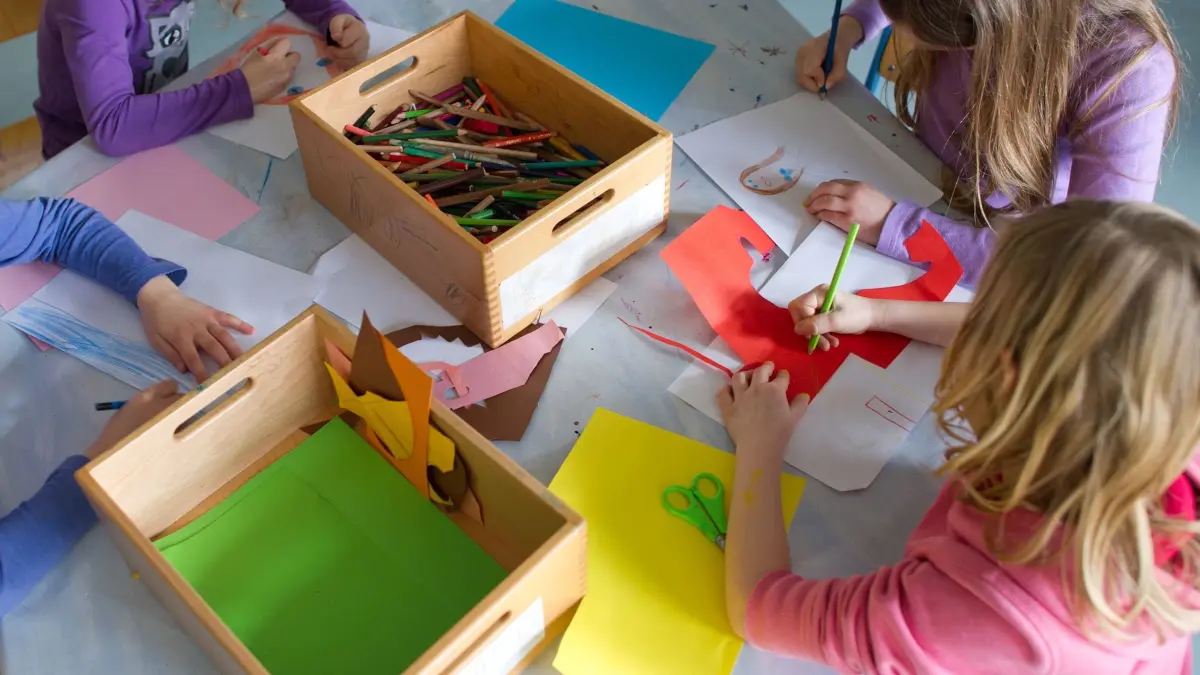 Ganztagsanspruch für Grundschüler: ARCHIV - 29.02.2012, Baden-Württemberg, Mannheim: Grundschülerinnen sind in einem Kinderhort mit Bastelarbeiten beschäftigt. (zu dpa: «Fast 450 Grundschulen sind noch ohne Ganztag») Foto: Uwe Anspach/dpa +++ dpa-Bildfunk +++