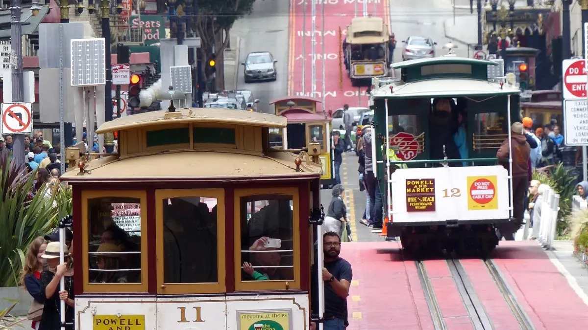 Cable Cars in San Francisco: ARCHIV - 06.07.2016, USA, San Francisco: Cable-Cars fahren am 07.07.2016 auf der Powell Street in San Francisco (USA). (zu dpa: «Cable Car in San Francisco stoppt abrupt: 15 Verletzte») Foto: Barbara Munker/dpa +++ dpa-Bildfunk +++