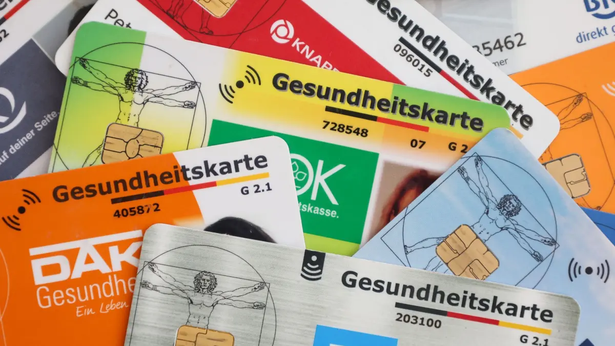 Gesundheitskarten: HANDOUT - 02.10.2025, Berlin: Eine Auswahl an Gesundheitskarten gesetzlicher Krankenkassen in Deutschland. Die elektronische Gesundheitskarte (eGK) dient als Versicherungsnachweis beim Arztbesuch und enthält persönliche Versichertendaten. (zu dpa: «Kassen dringen auf Einigung für Ausgabenbremse») Foto: ---/GKV-Spitzenverband/dpa +++ dpa-Bildfunk +++