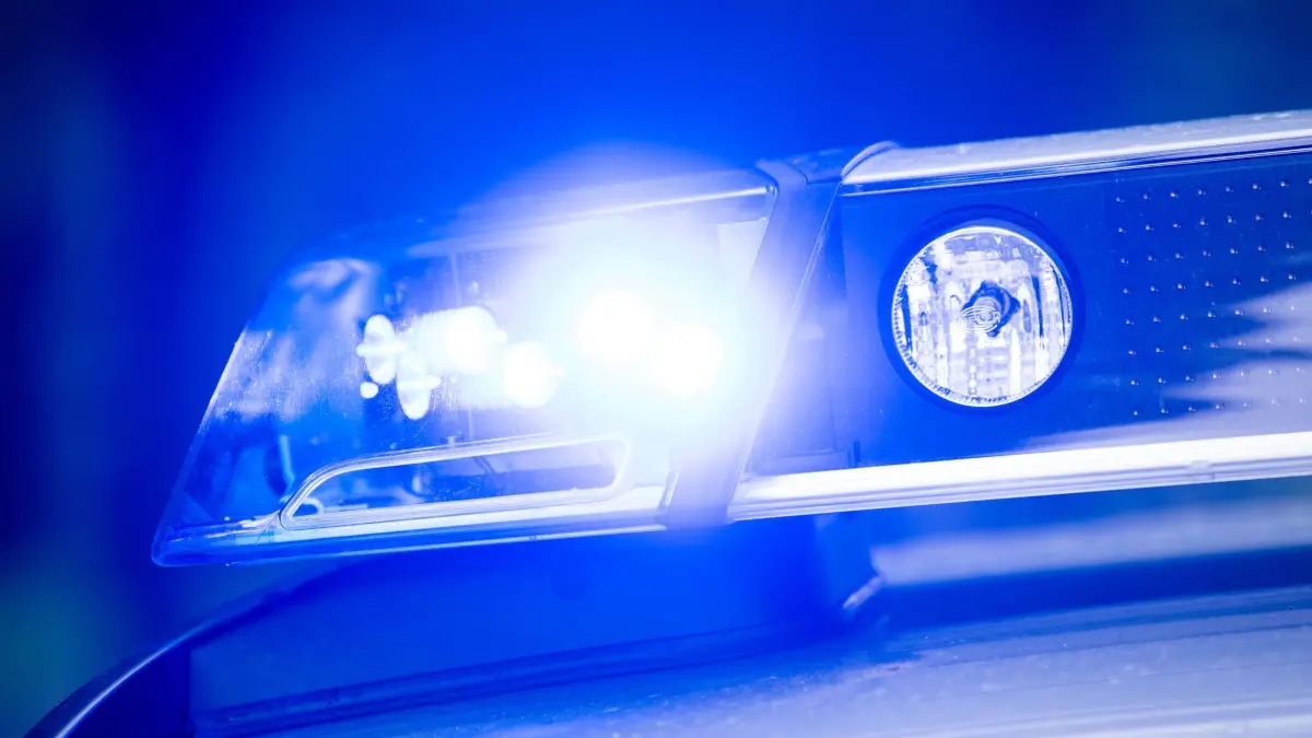 Polizei Blaulicht - Symbolbild: ARCHIV - 15.05.2019, Bayern, Dachau: Ein Blaulicht leuchtet an einer Polizeistreife. (zu dpa: «Fußgänger auf Autobahn überfahren») Foto: Lino Mirgeler/dpa +++ dpa-Bildfunk +++