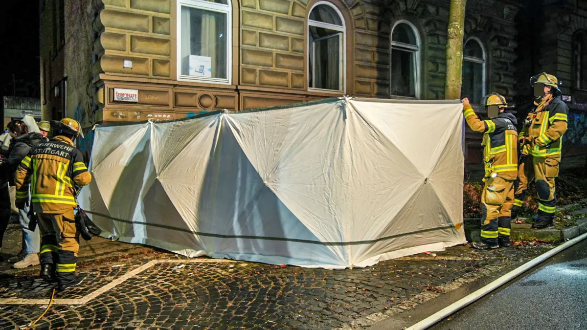 Ein Toter nach Wohnungsbrand in Stuttgart: 26.12.2025, Baden-Württemberg, Stuttgart: Kräfte der Feuerwehr sind in der Hohenheimer Straße in Stuttgart nach einem Wohnungsbrand im Einsatz. Foto: Enrique Kaczor/onw-images/dpa - ACHTUNG: Hausnummer wurde aus rechtlichen Gründen gepixelt +++ dpa-Bildfunk +++