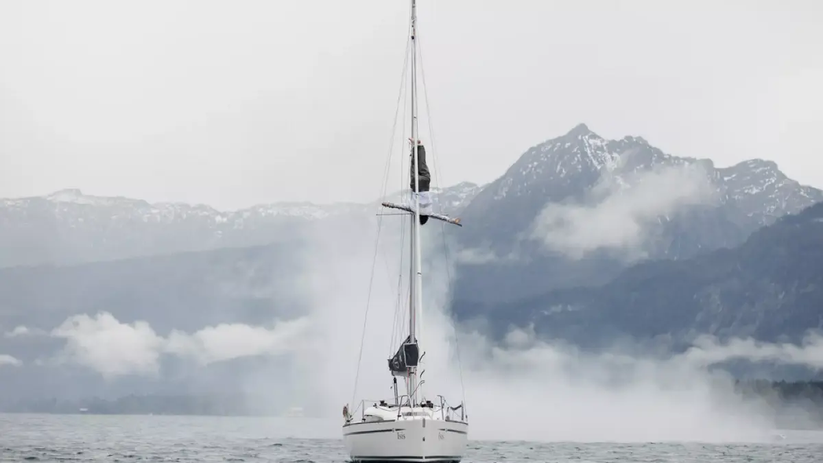 Eine Leiche wird kopfüber gekreuzigt an einem Segelmast gefunden.
