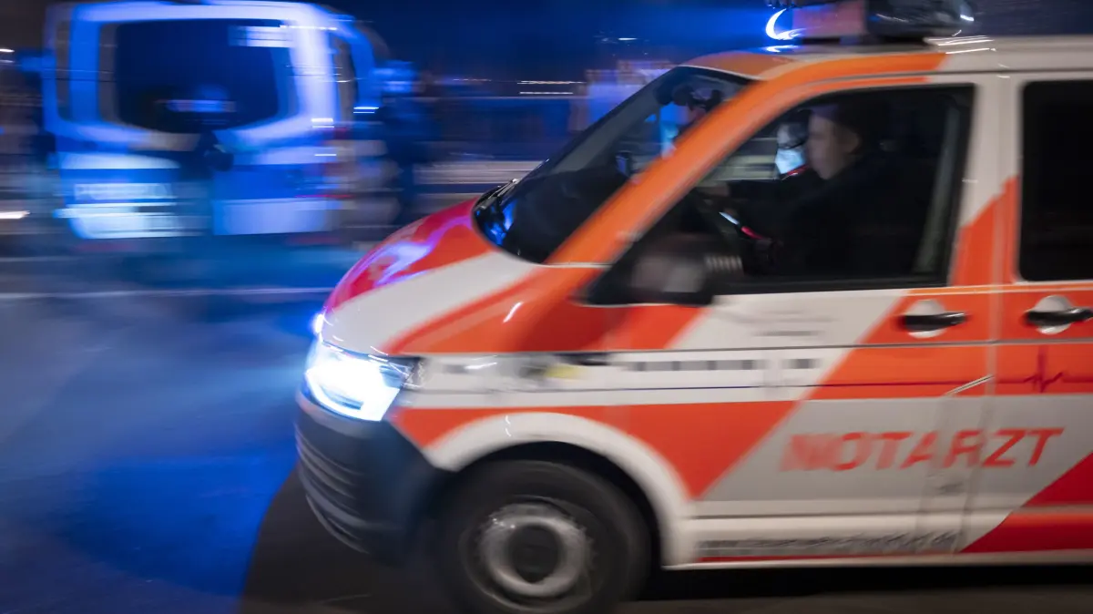 Erneut mehr Angriffe auf Polizei- und Rettungskraefte: Rettungswagen in der Silvesternacht in Frankfurt am Main (Foto vom 01.01.2024). Angriffe auf Polizei- und Einsatzkraefte haben im vergangenen Jahr leicht, innerhalb der vergangenen zehn Jahre drastisch zugenommen. Wie aus einem am Montag vom Bundeskriminalamt veroeffentlichten Lagebild hervorgeht, gab es 2024 insgesamt 46.367 Gewalttaten gegen Polizistinnen und Polizisten. Das waren 0,3 Prozent mehr als im Jahr zuvor, im Vergleich zum Jahr 2015 bedeutet das allerdings ein Plus von 38,5 Prozent. (Siehe epd-Meldung vom 29.12.2025) *** Local Caption *** 00500485