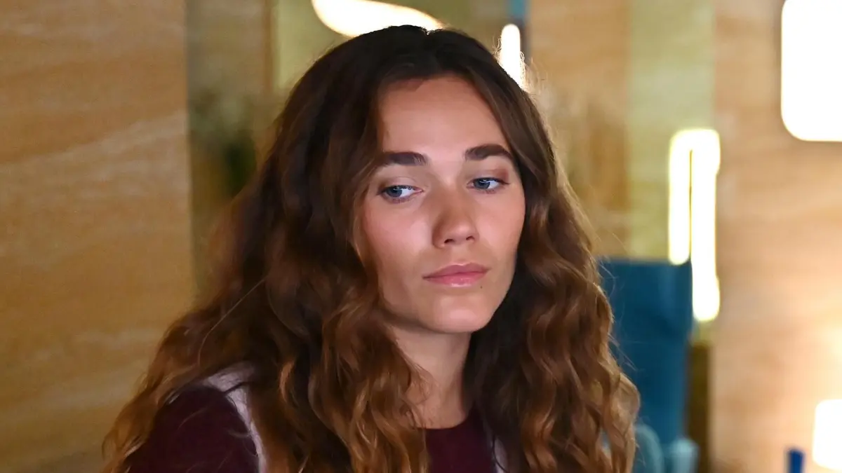 Joana (Josephine Martz) weiß nicht, wie sie mit ihrer Mutter umgehen soll.