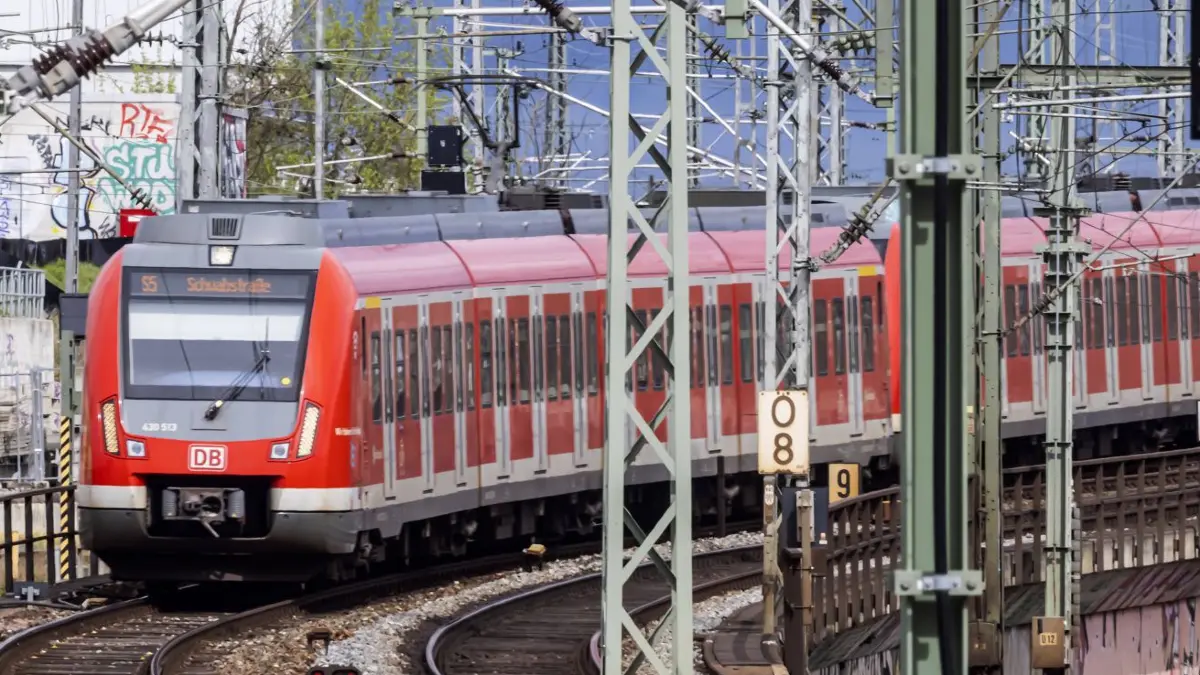 S-Bahn der Region Stuttgart der Linie S5 nach Schwabstraße. Hauptbahnhof Stuttgart mit Gleisvorfeld und einfahrenden und ausfahrenden Zügen. // 01.04.2024, Stuttgart, Baden-Württemberg, Deutschland, Europa *** S-Bahn of the Stuttgart region of line S5 to Schwabstraße main station Stuttgart with track apron and arriving and departing trains 01 04 2024, Stuttgart, Baden Württemberg, Germany, Europe