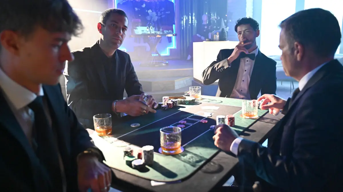 Jan (Daniel Noah, 2.v.r.) wird von seinen Freunden Elias (Robin Schick, l.), Dragan (Florian Thunemann, 2.v.l.), und Felix (Patrick Linke) mit einem Pokerabend überrascht. Die heitere Runde nimmt allerdings ein abruptes Ende.