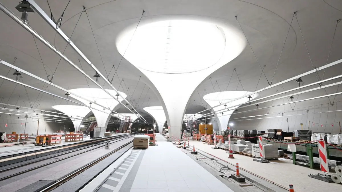 ARCHIV - 19.11.2025, Baden-Württemberg, Stuttgart: Die Baustelle des neuen unter die Erde verlegten Hauptbahnhofs im Rahmen des Bahnprojekts Stuttgart 21. Die Fertigstellung des Bauprojekts Stuttgart 21 verzögert sich weiter. Wie die Deutsche Presse-Agentur aus Kreisen der Projektpartner und des Bahn-Aufsichtsrates erfuhr, soll der Tiefbahnhof nicht mehr wie geplant im Dezember 2026 eröffnen. (zu dpa: «Das tut sich 2026 auf der Großbaustelle von Stuttgart 21») Foto: Bernd Weißbrod/dpa +++ dpa-Bildfunk +++