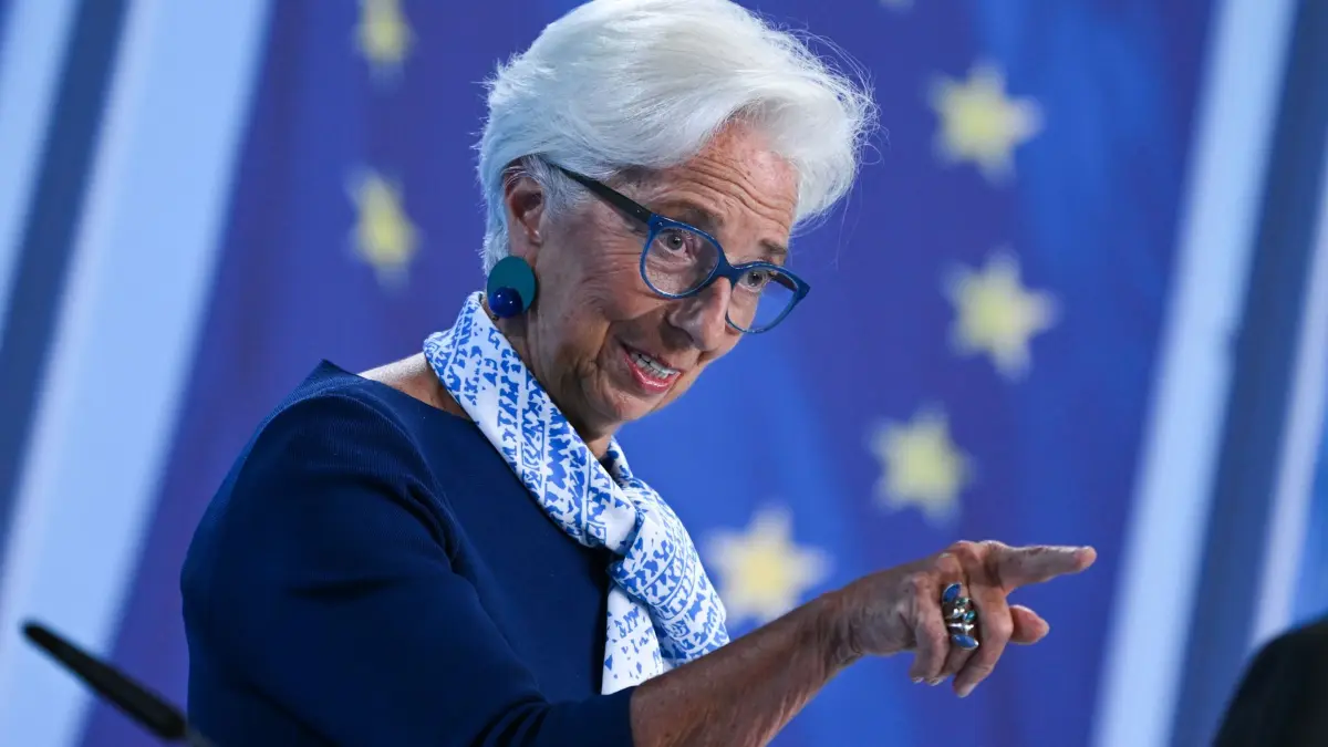 EZB-Präsidentin Christine Lagarde: ARCHIV - 24.07.2025, Hessen, Frankfurt/Main: Christine Lagarde, Präsidentin der Europäischen Zentralbank (EZB), spricht während einer Pressekonferenz in der EZB-Zentrale in Frankfurt. (zu dpa: «Hoffnung und Skepsis: Bulgarien ist das 21. Euro-Land») Foto: Arne Dedert/dpa +++ dpa-Bildfunk +++