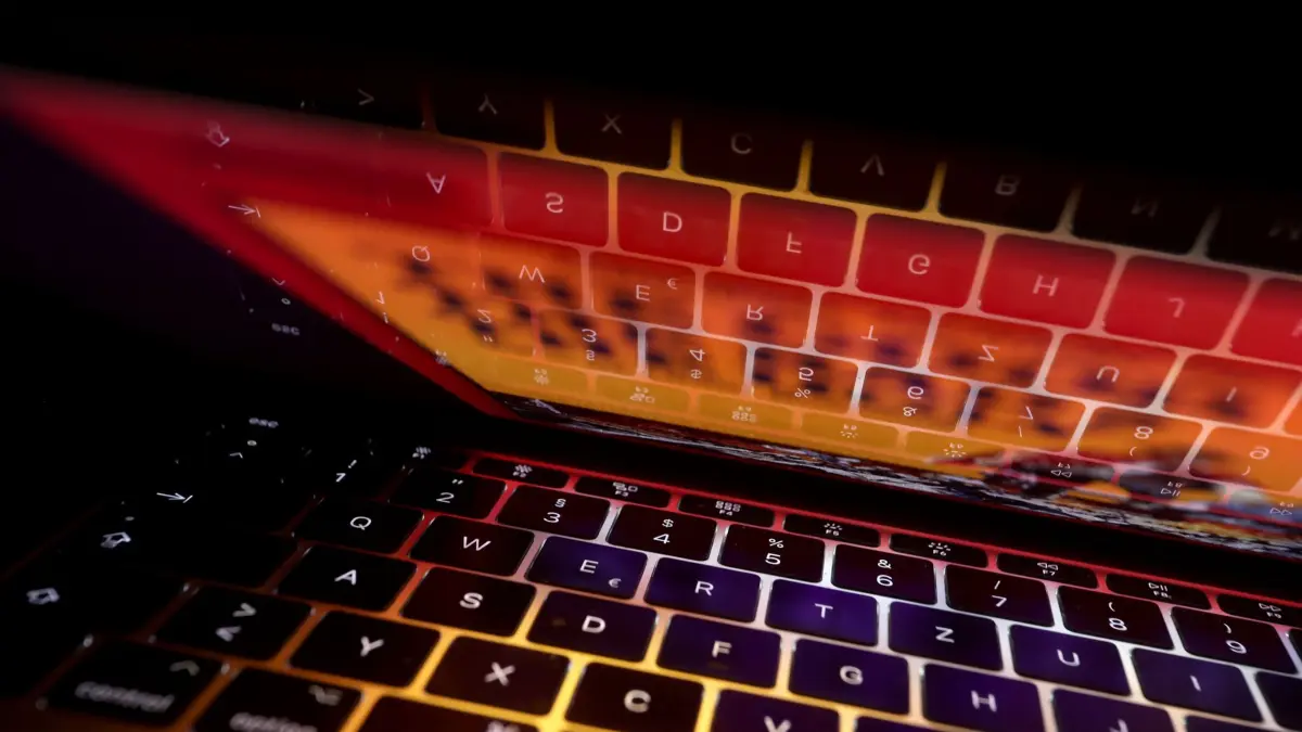 Intenet: ILLUSTRATION - 28.03.2023, Bayern, Kempten: Die Tastatur eines Laptops spiegelt sich auf dem Bildschirm des Computers. (zu dpa: «Frau aus dem Vogtland fällt auf Anlagebetrug herein») Foto: Karl-Josef Hildenbrand/dpa +++ dpa-Bildfunk +++