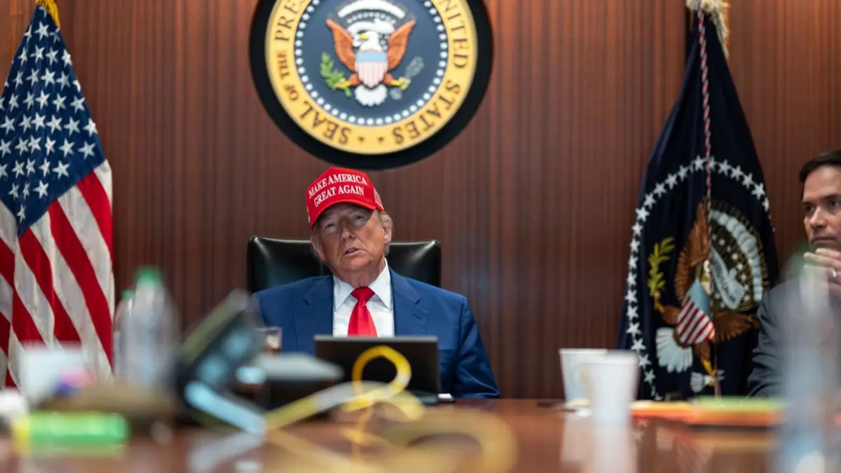 Donald Trump: HANDOUT - 21.06.2025, USA, Washington: Auf diesem vom Weißen Haus zur Verfügung gestellten Bild sitzen US-Präsident Donald Trump (l)und US-Außenminister Marco Rubio im Situation Room im Weißen Haus in Washington. (zu dpa: «Presseecho: So reagiert die Welt auf den Maduro-Sturz») Foto: -/The White House via AP/dpa - ACHTUNG: Nur zur redaktionellen Verwendung und nur mit vollständiger Nennung des vorstehenden Credits +++ dpa-Bildfunk +++