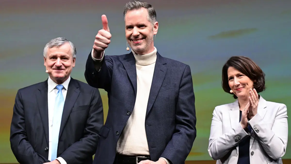 Dreikönigstreffen der FDP: 06.01.2026, Baden-Württemberg, Stuttgart: Christian Dürr (M) Vorsitzender der FDP, reagiert beim traditionellen Dreikönigstreffen der FDP im Opernhaus nach seiner Rede flankiert von Hans-Ulrich Rülke (l), Landesvorsitzender der FDP Baden-Württemberg und Daniela Schmitt (r), Landesvorsitzende der FDP Rheinland-Pfalz. Foto: Bernd Weißbrod/dpa +++ dpa-Bildfunk +++