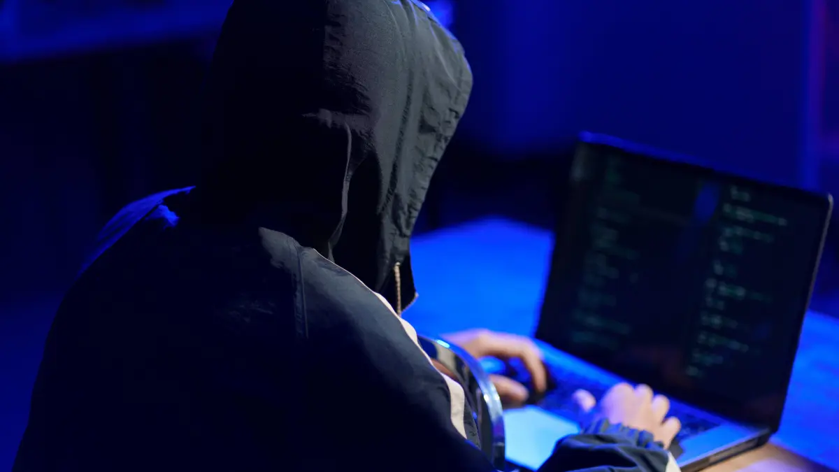 Hackerangriff als Zeichen für Datenschutzverletzungen und Bedrohung der Cybersicherheit in digitalen Systemen: Hackerangriff als Zeichen für Datenschutzverletzungen und Bedrohung der Cybersicherheit in digitalen Systemen Hacker executing cyberattack leading to data breach, system intrusion, and digital security risk LicenseRF ,model released, Symbolfoto Copyright: xZoonar.com/SirinarthxMekvorawuthx 23781478 ,model released, Symbolfoto ,property released