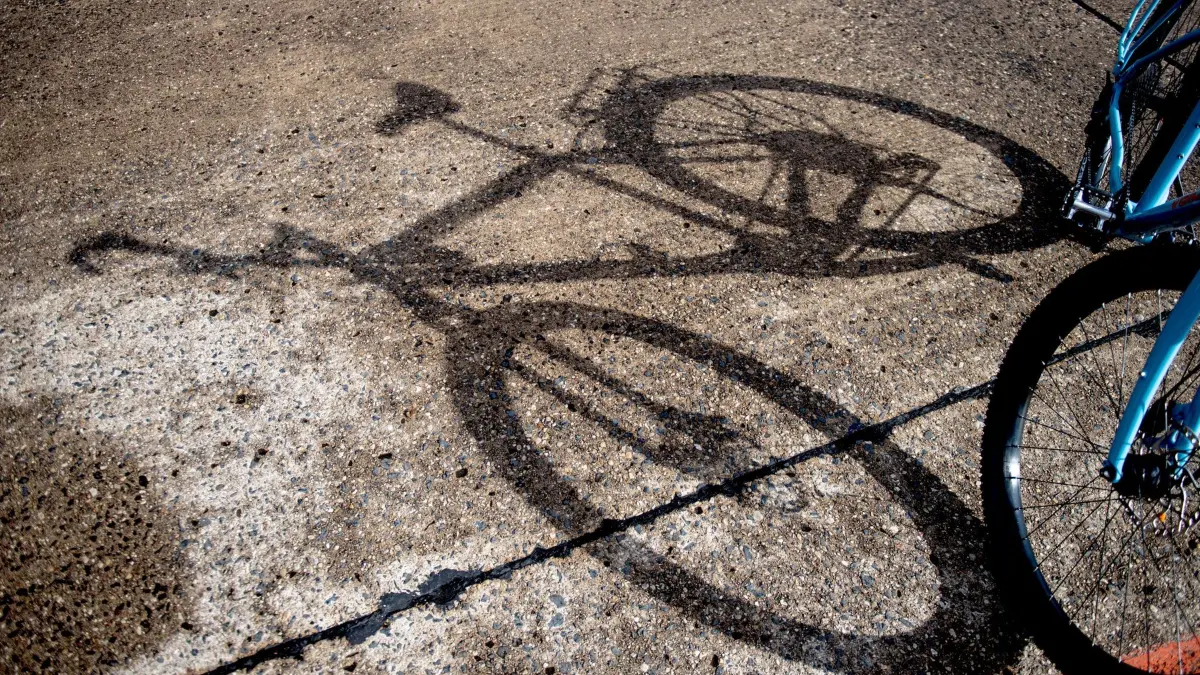 Schatten eines Fahrrads auf dem Boden: ARCHIV - Obacht! Wer unaufmerksam mit dem Fahrrad fährt, riskiert einen Sturz. (zu dpa: «Radfahrerin fordert Schmerzensgeld: Gericht weist Klage ab») Foto: Zacharie Scheurer/dpa-tmn - Honorarfrei nur für Bezieher des dpa-Themendienstes +++ dpa-Themendienst +++