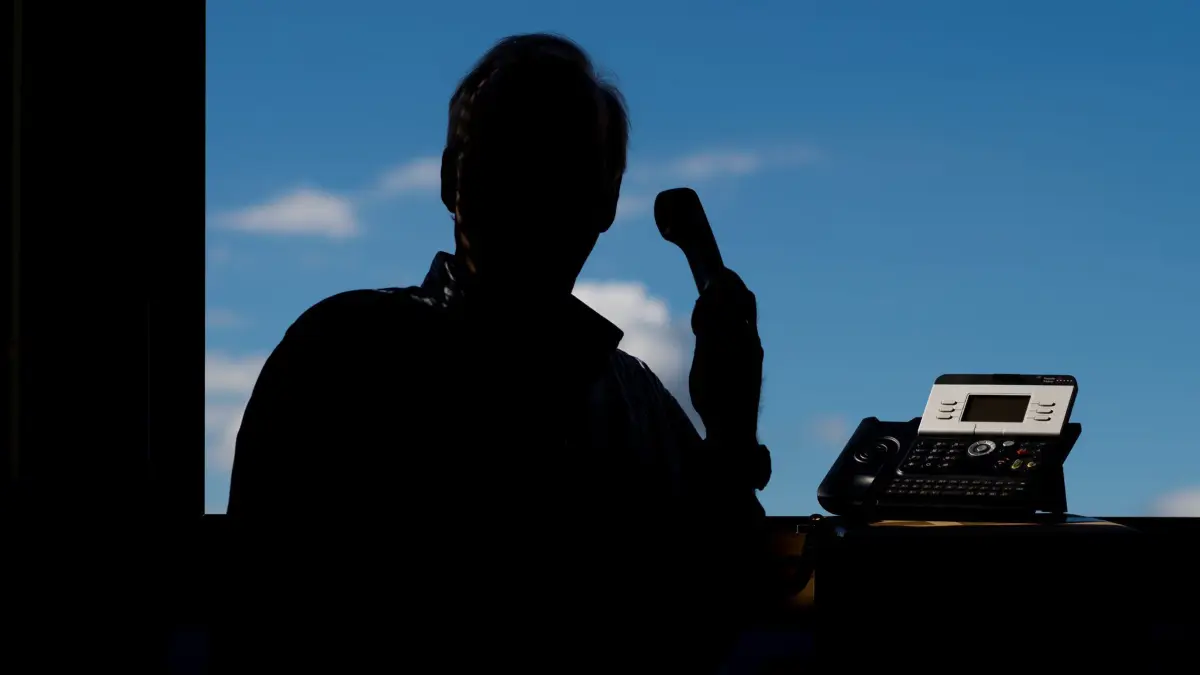 ARCHIV - 09.09.2015, Niedersachsen, Hannover: Die Polizei warnt vor Telefonbetrügern. (zu dpa: «Senior um halbe Million Euro betrogen») Foto: Julian Stratenschulte/dpa +++ dpa-Bildfunk +++