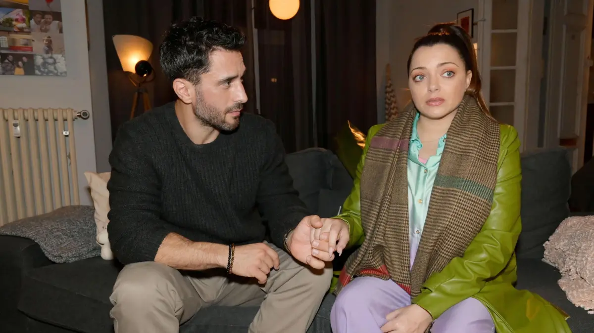 Tobias (Jan Kittmann) und Emily (Anne Menden) gehen im Streit auseinander.