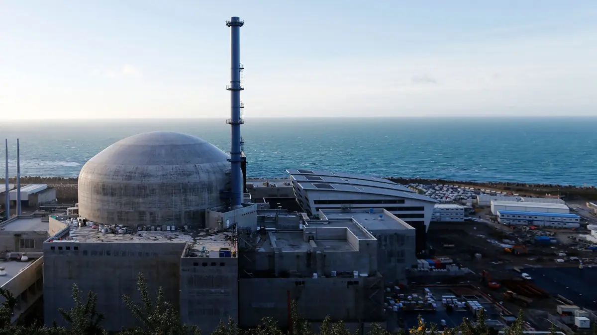 Frankreich schaltet AKW wegen Sturms ab: ARCHIV - 16.11.2016, Frankreich, Flamanville: Das Atomkraftwerk in Flamanville. Wegen des heftigen Sturms über Nordfrankreich hat der französische Stromkonzern EDF das Atomkraftwerk Flamanville am Ärmelkanal in der Nacht zu Freitag abgeschaltet. (zu dpa: «Frankreich schaltet Atomkraftwerk wegen Sturms ab») Foto: Charly Triballeau/AFP/dpa +++ dpa-Bildfunk +++