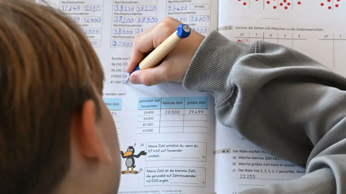 Grundschule: SYMBOLBILD - 05.11.2025, Baden-Württemberg, Stuttgart: In einer Grundschule arbeitet ein Schüler einer vierten Klasse an in einem Heft an seinen Mathematikaufgaben. (zu dpa: «So sollen Grundschüler künftig dividieren») Foto: Bernd Weißbrod/dpa +++ dpa-Bildfunk +++