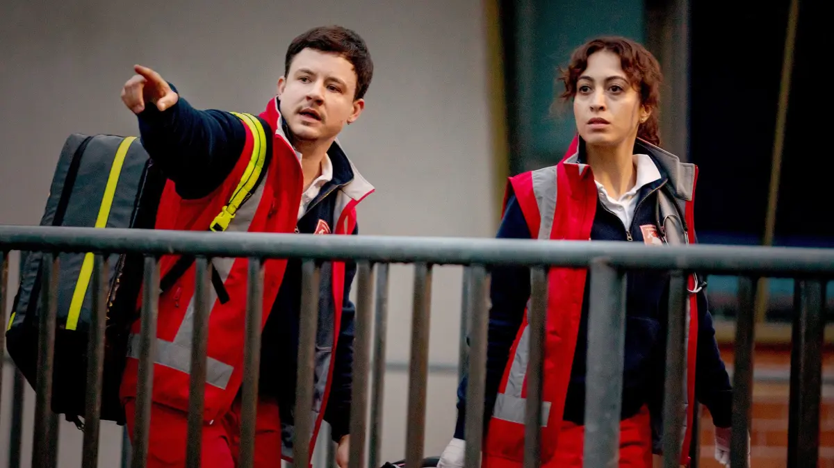 Nina (Sabrina Amiri) und ihr Kollege Paul (Paul Zichner) müssen alles dafür geben, Menschen aus den schlimmsten Situationen zu retten.