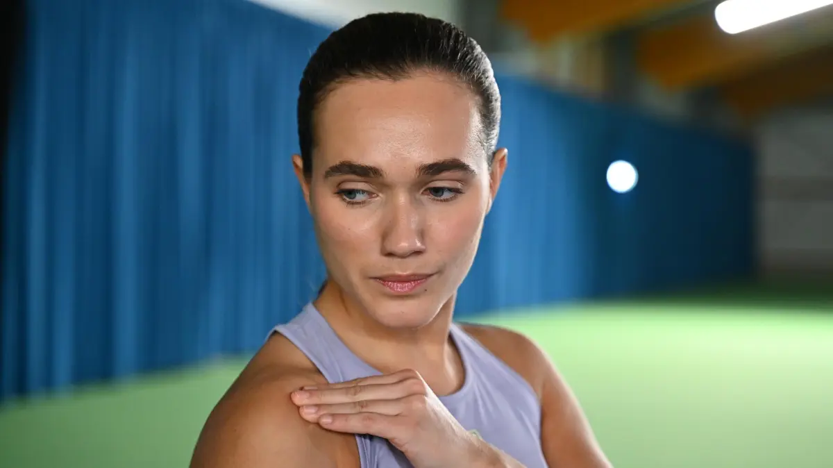 Joana (Josephine Martz) muss ihre Schmerzen unterdrücken.
