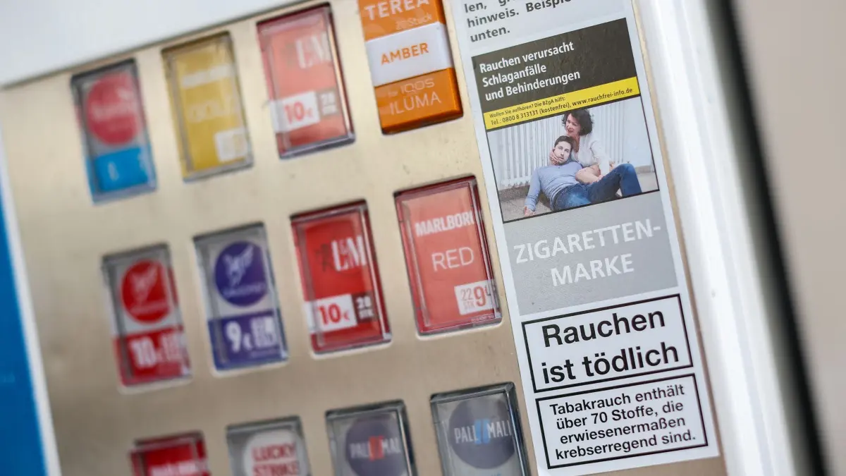 Zigarettenautomat (Symbolbild): ARCHIV - 08.04.2024, Sachsen, Leipzig: Ein Zigarettenautomat mit verschiedenen Marken ist zu sehen. (zu dpa: «Zigarettenautomat in Franken gesprengt») Foto: Jan Woitas/dpa +++ dpa-Bildfunk +++