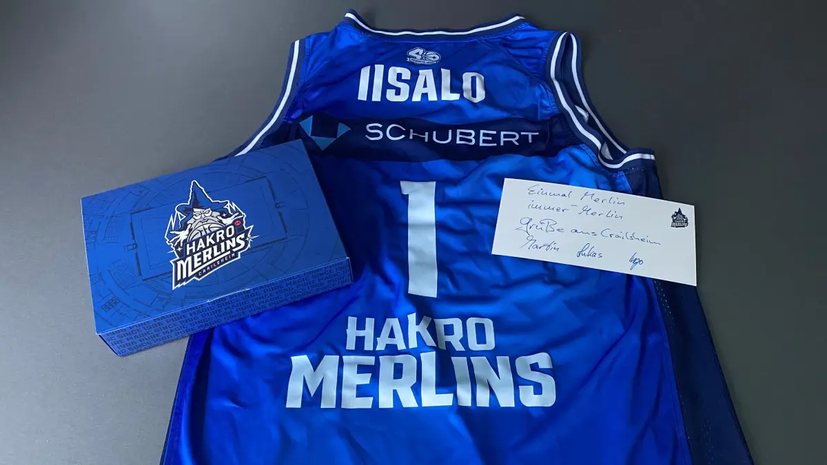 Ein Trikot für Iisalo verbunden mit Grüßen aus Crailsheim