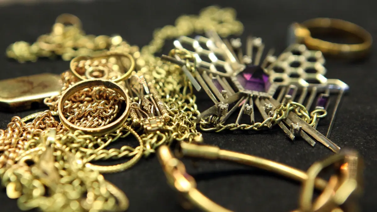 ARCHIV - Zum Themendienst-Bericht vom 3. Oktober 2022: Aus altem Gold kann neuer Schmuck entstehen: Das Einschmelzen gilt als besonders ressourcenschonend. Foto: Bodo Marks/dpa/dpa-tmn - Honorarfrei nur für Bezieher des dpa-Themendienstes +++ dpa-Themendienst +++