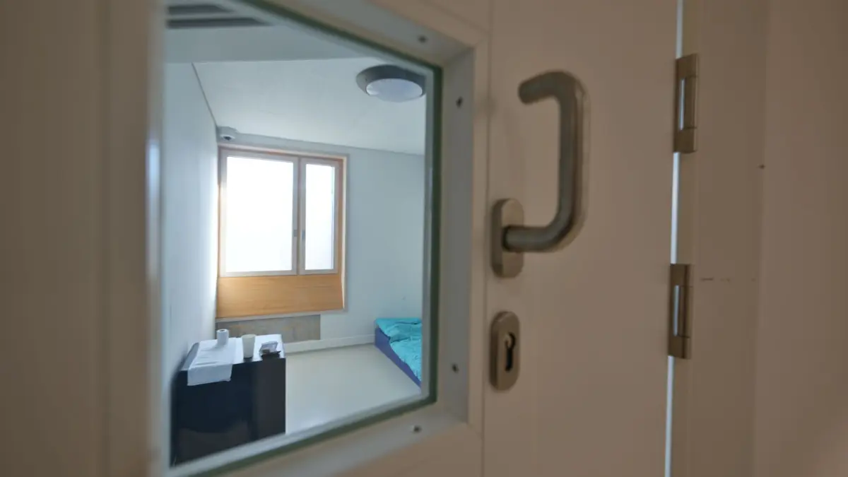 Forensische Abteilung im Zentrum für Psychiatrie in Weißenau: ARCHIV - 12.11.2025, Baden-Württemberg, Ravensburg-Weißenau: Ein Intensiv-Zimmer ist im Zentrum für Psychiatrie in Weißenau (ZfP) menschenleer. Die Tapete wurde teils abgerissen. Hauptaufgabe der Klinik für Forensische Psychiatrie in Weissenau ist der psychiatrische Maßregelvollzug gemäß Paragraf 63 des Strafgesetzbuches. Untergebracht sind psychisch kranke oder gestörte Straftäterinnen und Straftäter denen Schuldunfähigkeit oder verminderte Schuldfähigkeit attestiert wurden und bei denen die Gefahr besteht, dass sie weitere Straftaten begehen. Die Hauptdiagnosen im Maßregelvollzug sind schizophrene Psychosen und Persönlichkeitsstörungen. (zu dpa: «Was im Maßregelvollzug wirklich passiert») Foto: Felix Kästle/dpa +++ dpa-Bildfunk +++