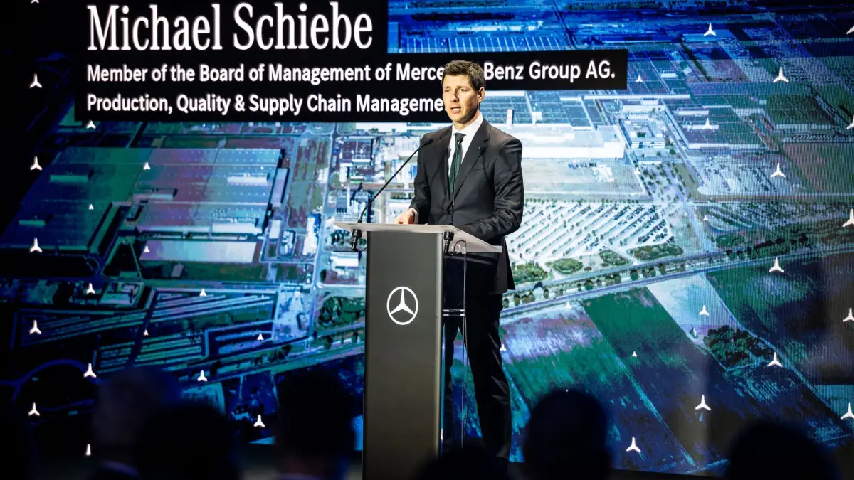 Offizielle Markteinführung Mercedes-Benz GLB in Ungarn: 19.01.2026, Ungarn, Kecskemet: Michael Schiebe, Mitglied des Vorstandes der Mercedes-Benz Group AG, spricht bei der offiziellen Vorstellung des neuen Mercedes-Benz. Der Kompakt-SUV wird im Werk Kecskemet in Ungarn produziert, nachdem die Fertigung in Mexiko für die aktuelle Baureihe ausgelaufen ist. Foto: Marton Monus/dpa +++ dpa-Bildfunk +++