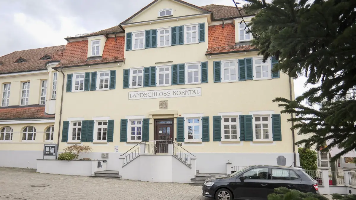 Korntal Münchingen - Aussenaufnahme Landschloss Korntal am Saalplatz