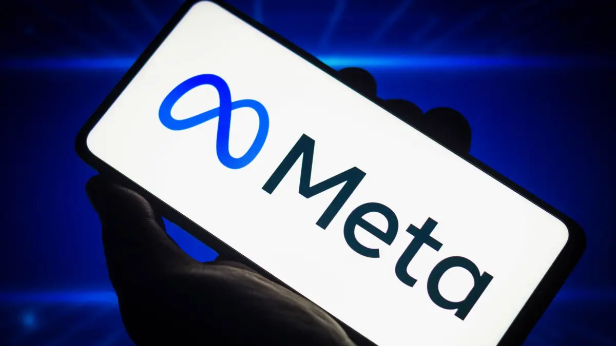 Facebook-Konzern Meta: ARCHIV - 28.10.2021, Brasilien, ---: Ein Meta-Logo ist auf einem Smartphone zu sehen. (zu dpa: «Verfahren gegen Meta soll im Februar fortgesetzt werden») Foto: Rafael Henrique/Zuma Press/dpa +++ dpa-Bildfunk +++