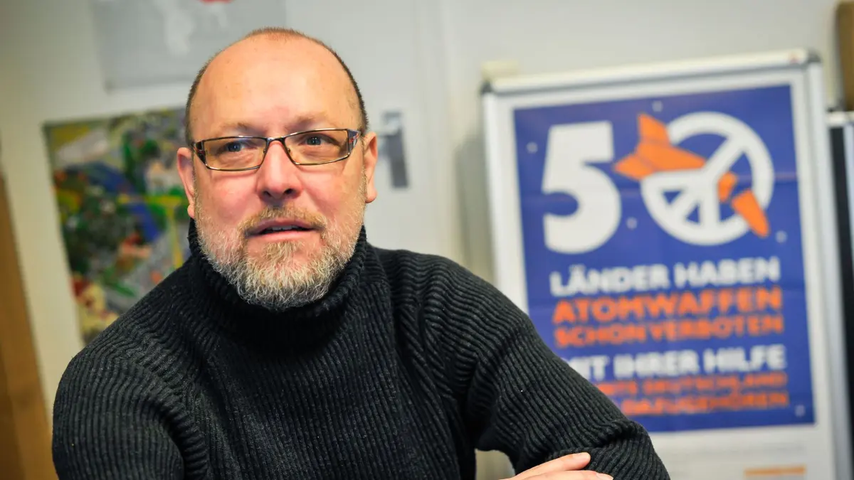 Portraet ueber Roland Blach, der indirekt Friedensnobelpreistraeger ist: Die Initiative ICAN, der er angehoert, hat 2017 den Preis bekommen.