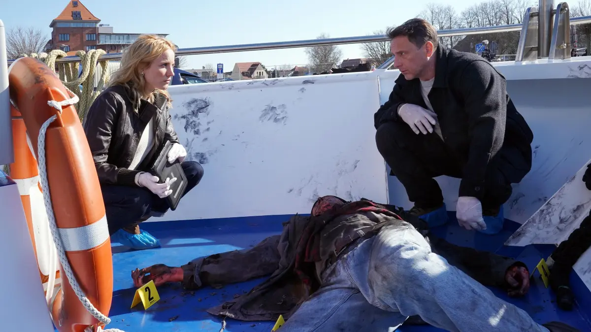 Tjark Wolf (Hendrik Duryn) und Fredericke Olsen (Isabel Thierauch) müssen den Mord an einem Schiffskapitän aufklären.