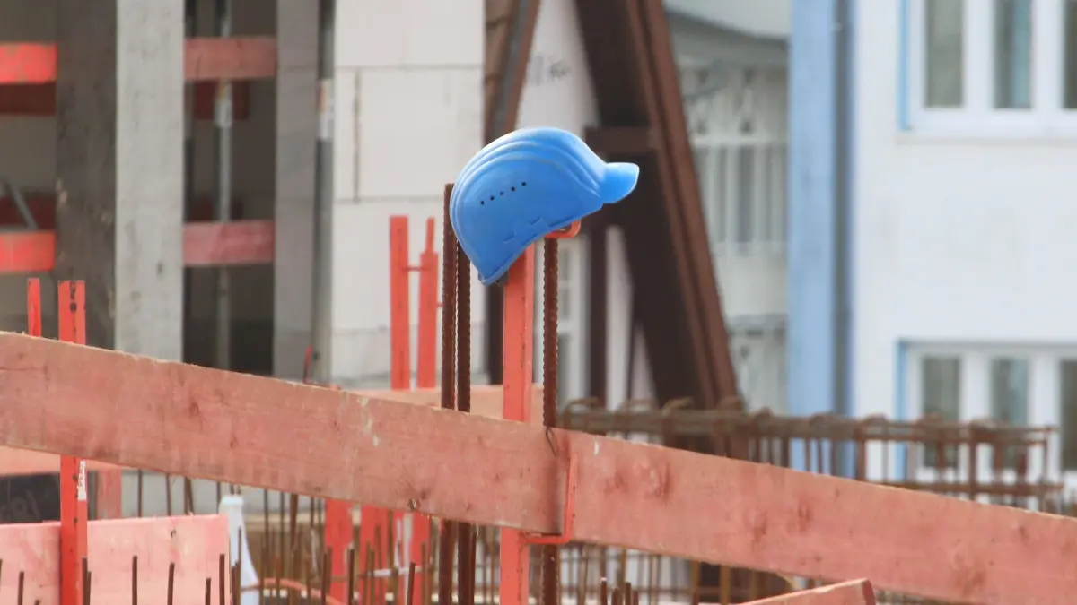 Blick am Freitag 17.03.2023 im Ostseebad Sellin Landkreis Vorpommern Rügen auf einen Arbeitsschutzhelm der auf einen Pfeiler gehängt wurde. In der gesamten Bundesrepublik fehlt nach wie vor bezahlbarer Wohnraum. Und das obwohl die Bundesregierung hatte einst das Ziel herausgegeben 400.000 neue Wohnungen zu schaffen. Ob das jemals erreicht wird ist derzeit mehr als fraglich. Denn zahlreiche Bauherren sind in den zurückliegenden Monaten wegen der gestiegenen Kosten von einem Teil ihrer ursprünglichen Bauvorhaben zurückgetreten. Hinzu kommen Lieferengpässe bei Baumaterial. Außerdem leidet die Bauwirtschaft nach wie vor unter einem massiven Fachkräftemangel. Denn viele Bauarbeiter haben in den letzten Jahren ihren Job sprichwörtlic