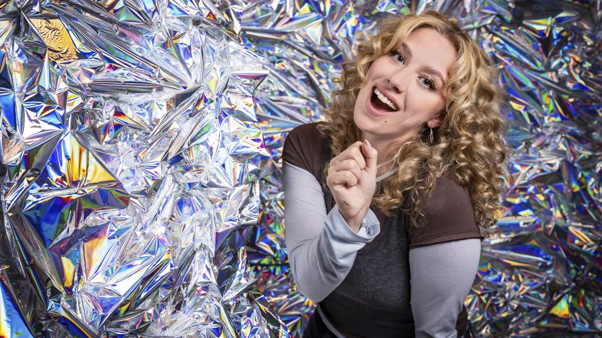 Molly Sue tritt mit ihrem Song „Optimist (Ha Ha Ha)“ an.