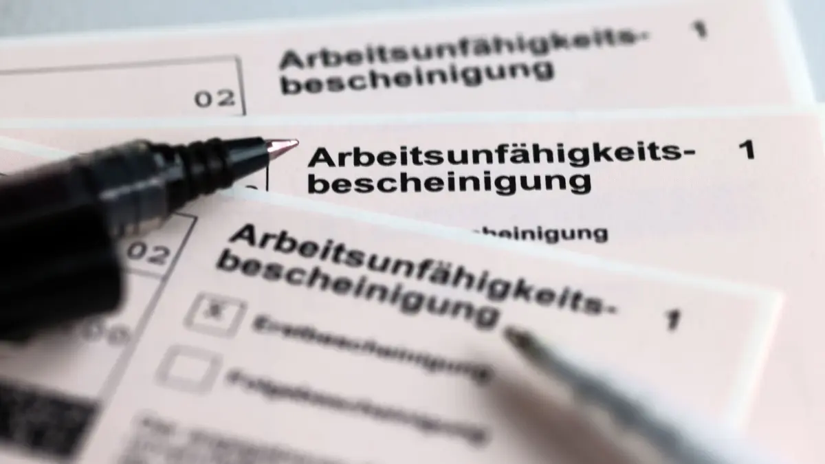 Krankmeldung: ARCHIV - 14.01.2022, Mecklenburg-Vorpommern, Schwerin: Mehrere Arbeitsunfähigkeitsbescheinigungen liegen auf einem Tisch. (zu dpa: «Krankenstand verharrt auf gleichbleibendem Niveau») Foto: Jens Büttner/dpa/dpa-tmn +++ dpa-Bildfunk +++