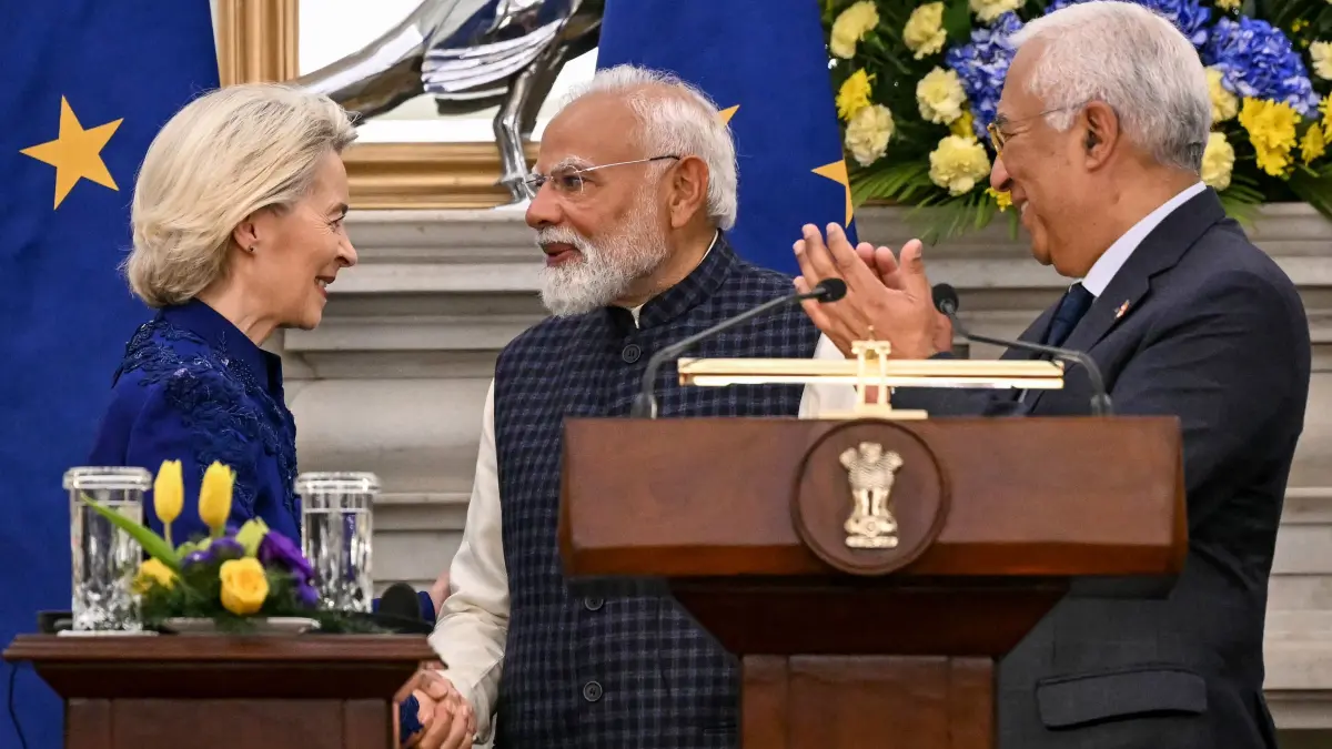 European Commission President Ursula von der Leyen (L) shakes hands with India's Prime Minister Narendra Modi (C) as European Council President Antonio Costa watches during joint press statements after their meeting at the Hyderabad House in New Delhi on January 27, 2026. India and the European Union announced on January 27 the "mother of all deals", a huge trade pact to create a market of two billion people, reached after two decades of negotiations. (Photo by Sajjad HUSSAIN / AFP)