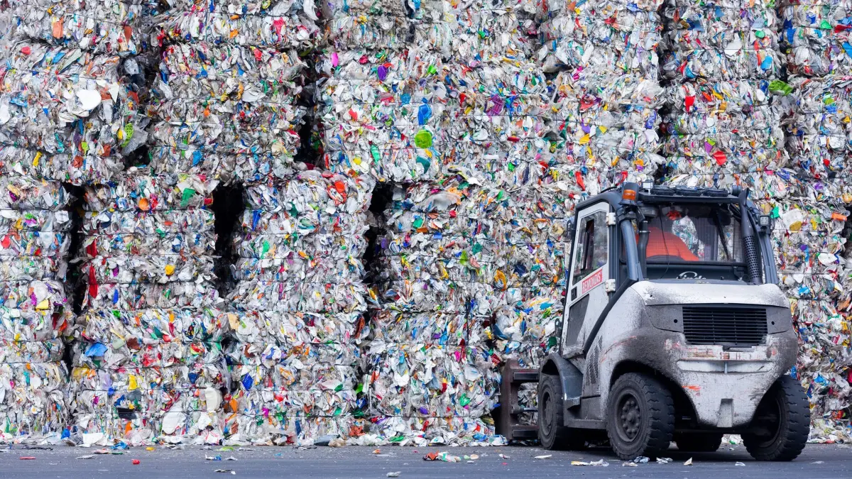 Plastikmüll in Sortieranlage