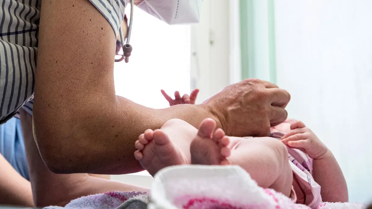 Ein Kinderarzt verabreicht einem Kleinkind eine Impfung.: ARCHIV - RSV-Infektionen sind die häufigste Ursache für Krankenhausaufenthalte bei Säuglingen: Die RSV-Prophylaxe bietet Schutz vor schweren Krankheitsverläufen. (zu dpa: «RSV-Prophylaxe für Babys: Das sollten Eltern wissen») Foto: Fabian Sommer/dpa - Honorarfrei nur für Bezieher des Dienstes dpa-Magazin +++ dpa-Magazin +++